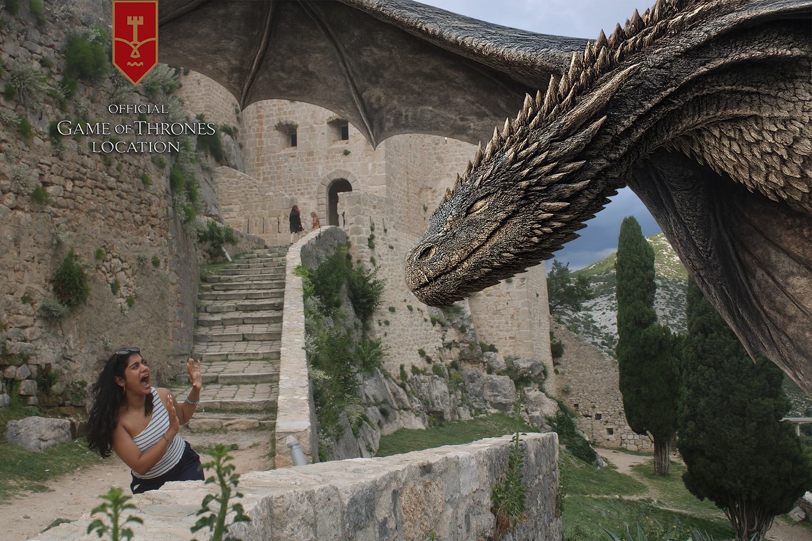 Visitor at Klis Fortress with the Look@ AR dragon experience